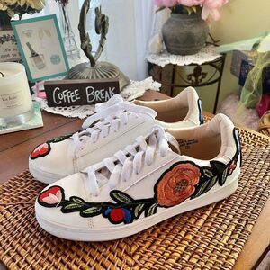 🌺Chase & Chloe🌺 Sz 7 Floral Embroidered Bow Sneakers
